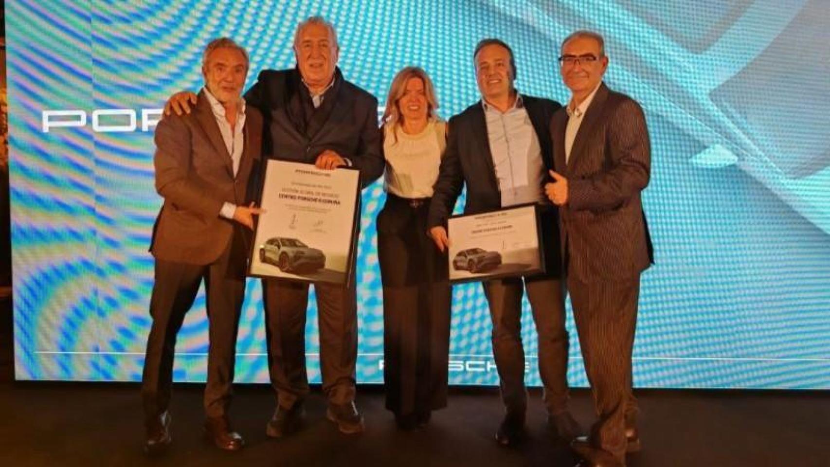 El Centro Porsche A Coruña recibe el reconocimiento a mejor concesionario de la península