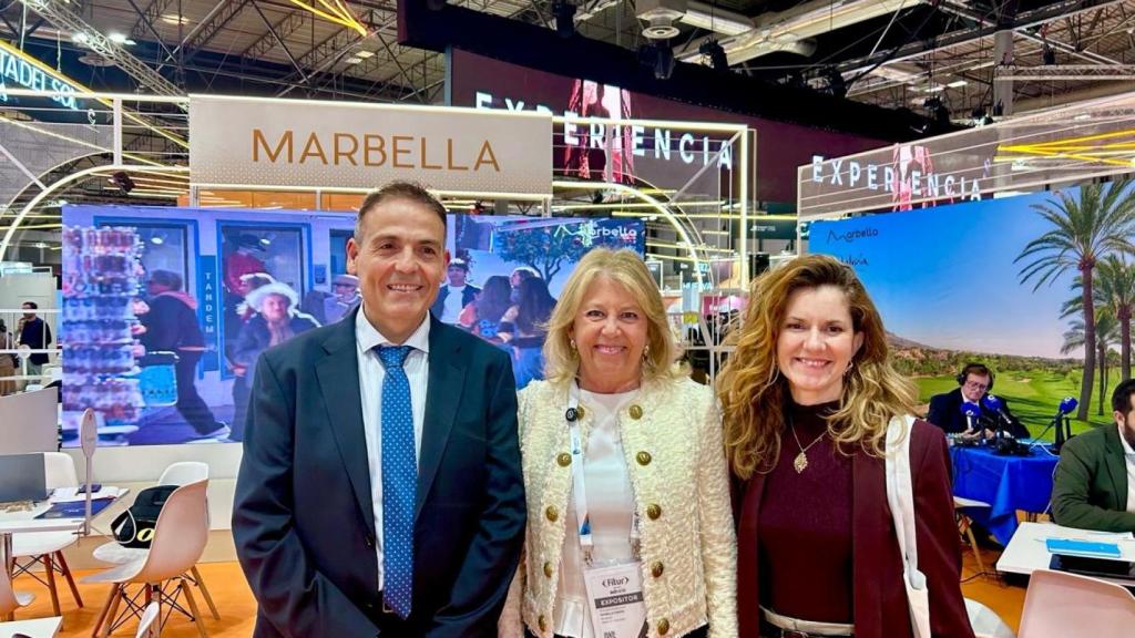 Francisco Orellana y Gema Casquero, propietarios de Internalia, con Angeles Muñoz, alcaldesa de Marbella en Fitur.