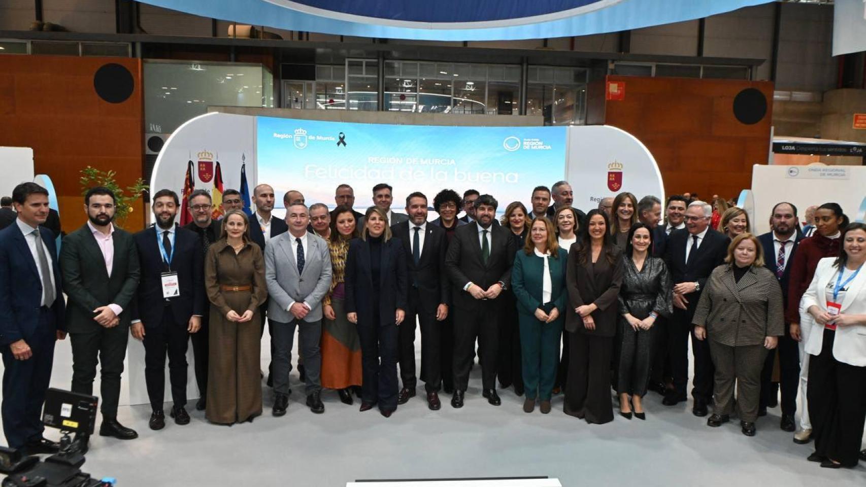 La consejera de Turismo, Cultura, Juventud y Deportes de la Región de Murcia, Carmen Conesa, junto a representantes de las Rutas del Vino de Bullas, Jumilla y Yecla en FITUR 2026