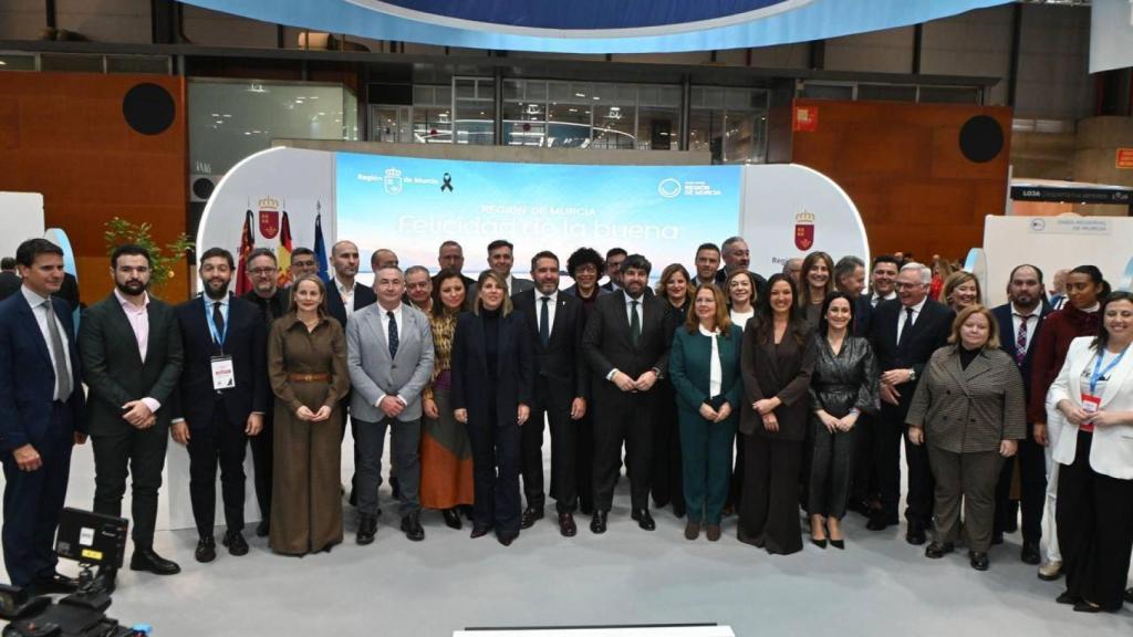 La consejera de Turismo, Cultura, Juventud y Deportes de la Región de Murcia, Carmen Conesa, junto a representantes de las Rutas del Vino de Bullas, Jumilla y Yecla en FITUR 2026