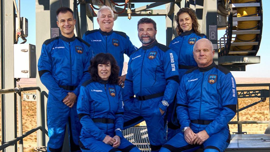 Tripulación de la NS-38 después del vuelo.