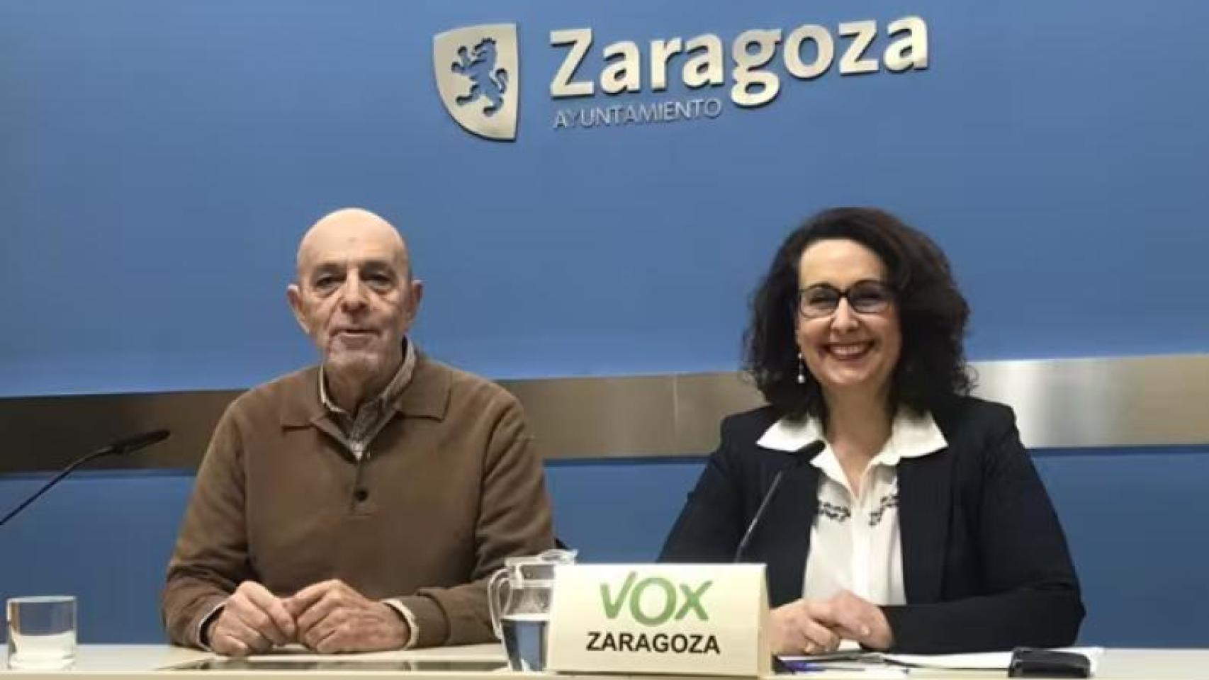 La concejal de Vox, Eva Torres, acompañada por el presidente de Aragón Stop Sucesiones y Plusvalías, Francisco Langa.