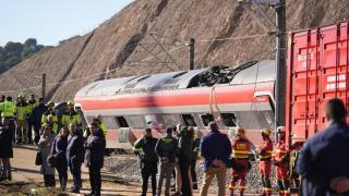 Agentes de los servicios de emergencias trabajan en Adamuz.