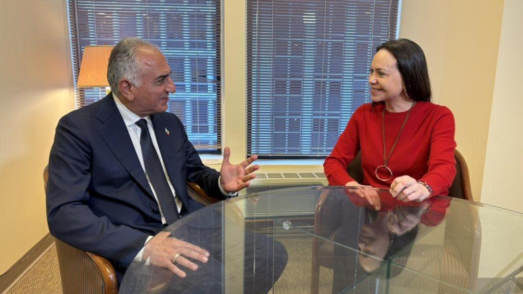 La líder opositora venezolana María Corina Machado y Reza Pahlaví, hijo del último sah de Persia, se reunieron este jueves en EEUU.