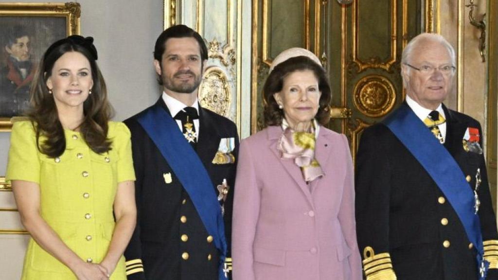 De izquierda a derecha: la Princesa Sofía; el Príncipe Carlos Felipe; La reina Silvia y el rey Carl Gustav, en una fotografía tomada en abril de 2024.