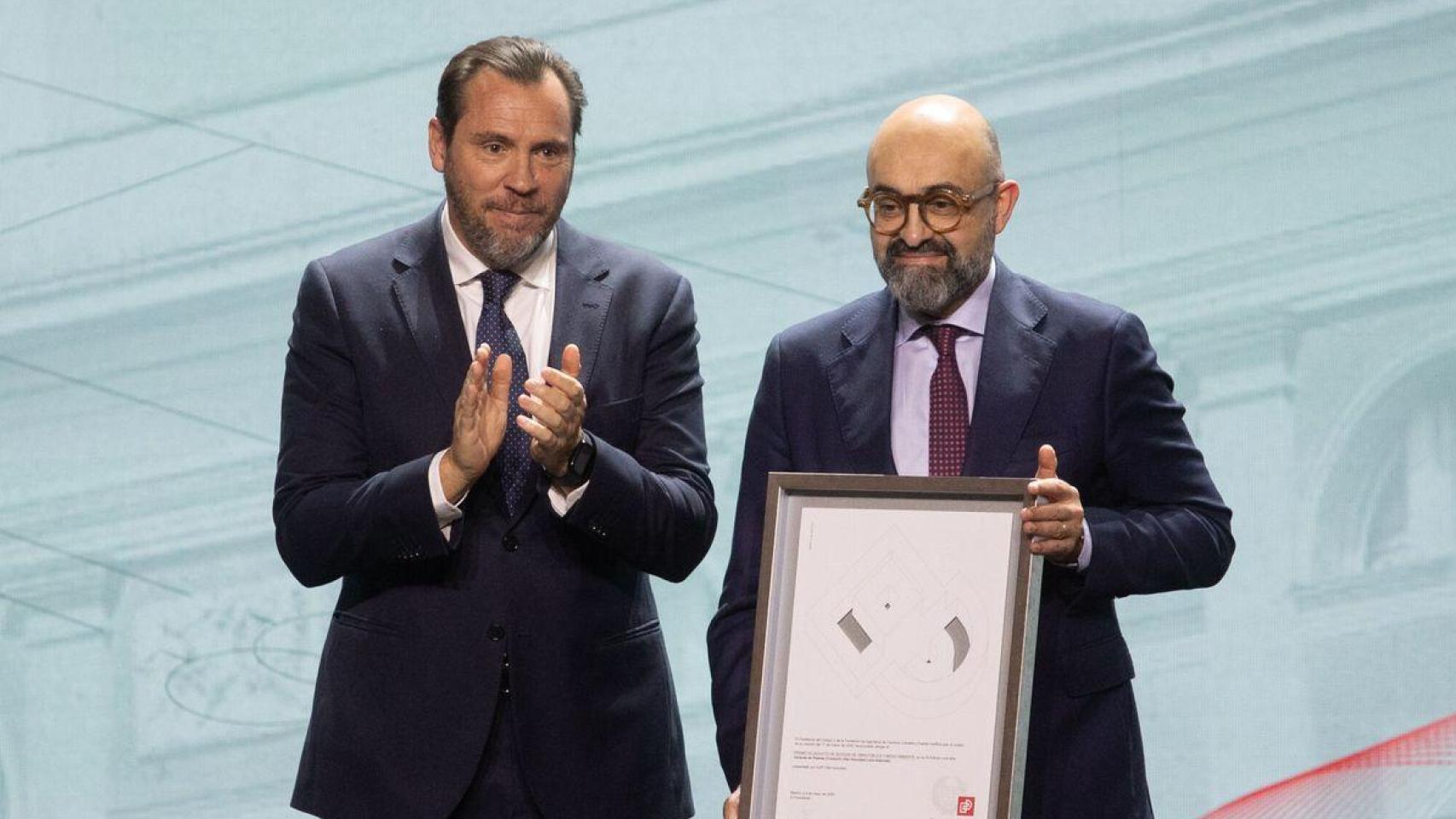 El ministro de Transportes, Óscar Puente, junto al presiente de Adif, Luis Pedro Marco de la Peña.