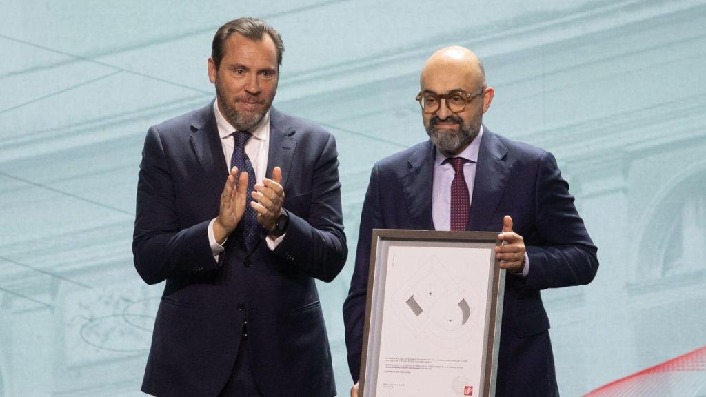 El ministro de Transportes, Óscar Puente, junto al presiente de Adif, Luis Pedro Marco de la Peña.
