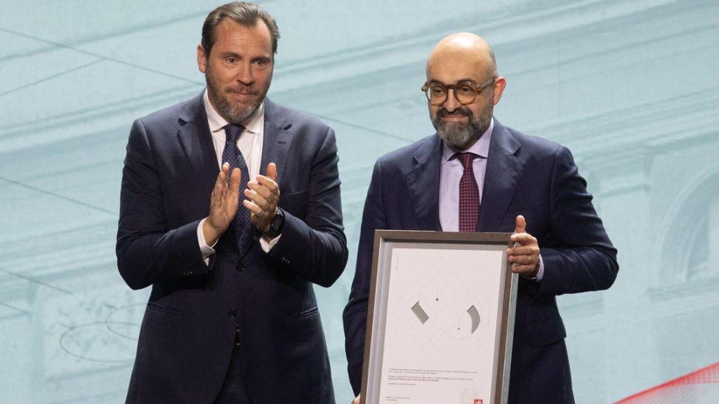 El ministro de Transportes, Óscar Puente, junto al presiente de Adif, Luis Pedro Marco de la Peña.