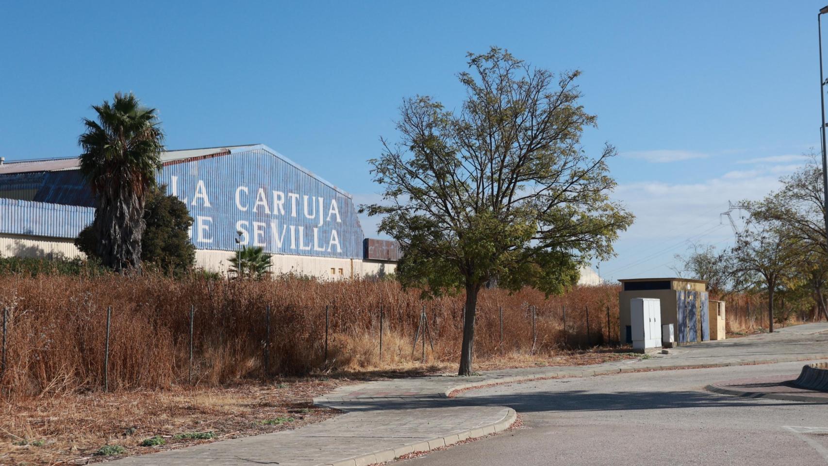 Imagen del exterior de la fábrica en Sevilla.