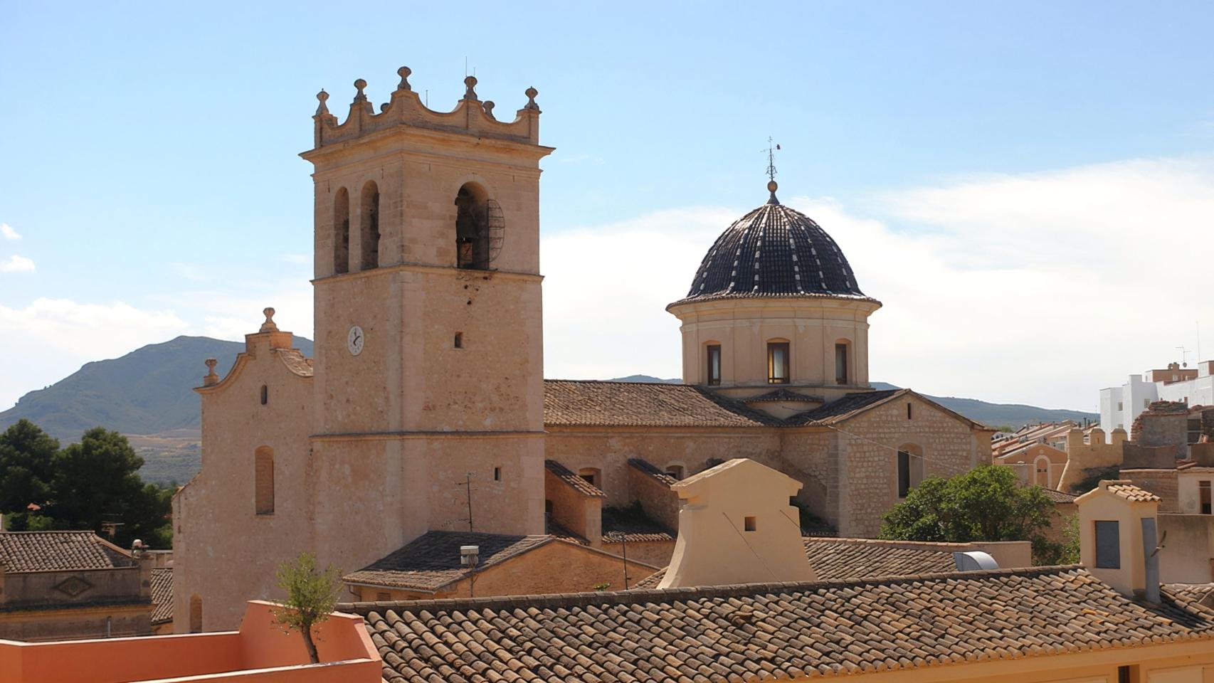 La cúpula azul de la iglesia de Santa Catalina preside este municipio en Albacete.