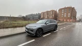 Vista tres cuartos delantera del Xpeng G9