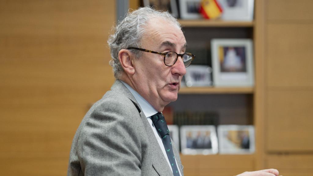 Tomás Cobo, presidente de la Organización Médica Colegial en su despacho.