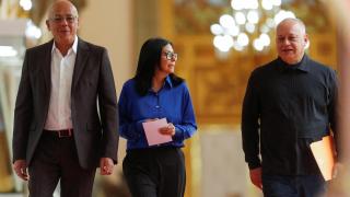 Los hermanos Delcy y Jorge Rodríguez junto a Diosdado Cabello