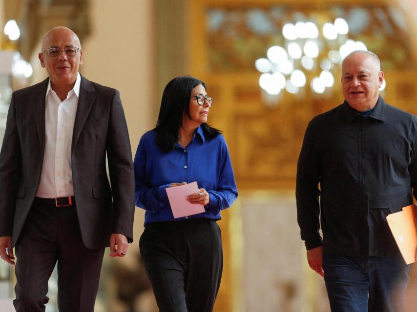 Los hermanos Delcy y Jorge Rodríguez junto a Diosdado Cabello.