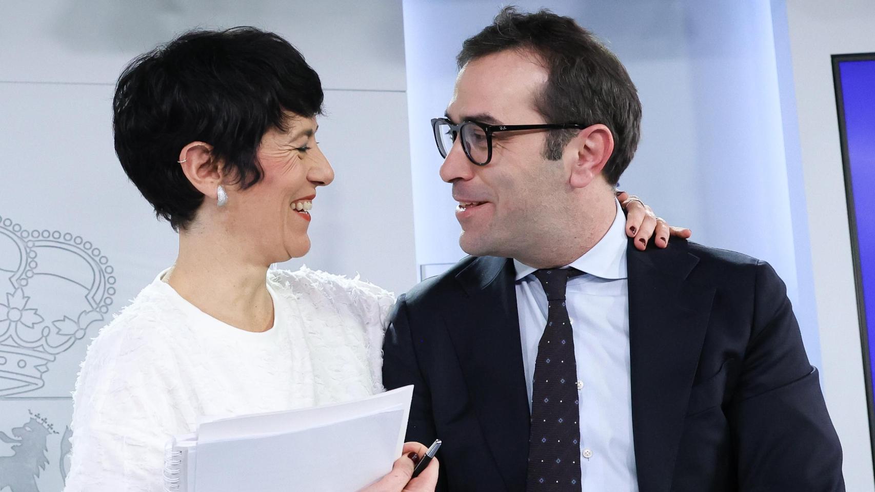 La ministra de Seguridad Social, Inclusión y Migraciones y portavoz del Gobierno, Elma Saiz (i), junto al ministro de Economía, Comercio y Empresa, Carlos Cuerpo (d).