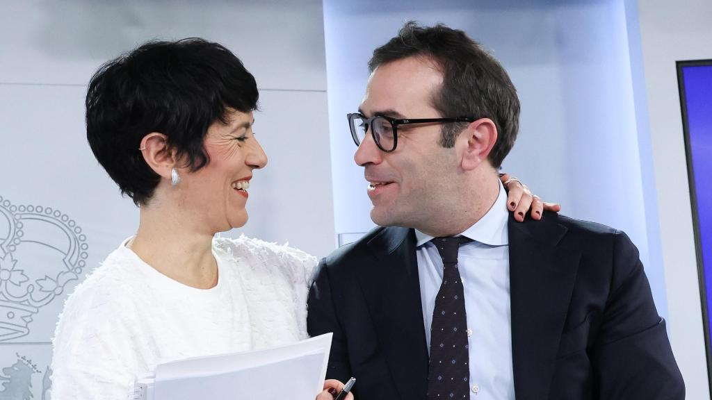 La ministra de Seguridad Social, Inclusión y Migraciones y portavoz del Gobierno, Elma Saiz (i), junto al ministro de Economía, Comercio y Empresa, Carlos Cuerpo (d).