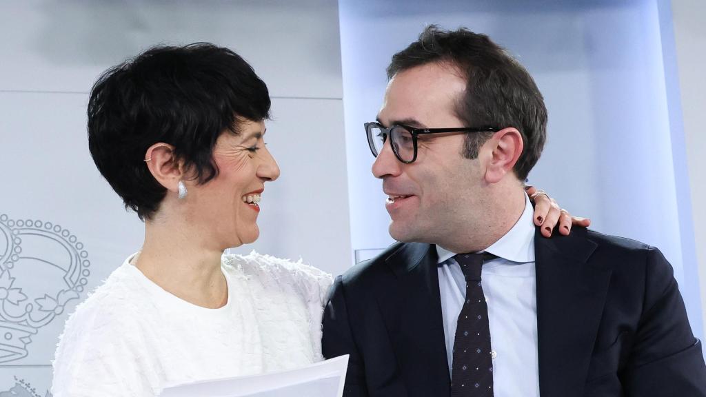 La ministra de Seguridad Social, Inclusión y Migraciones y portavoz del Gobierno, Elma Saiz (i), junto al ministro de Economía, Comercio y Empresa, Carlos Cuerpo (d).