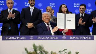 Donald Trump durante la firma de la Junta de Paz, en Davos.