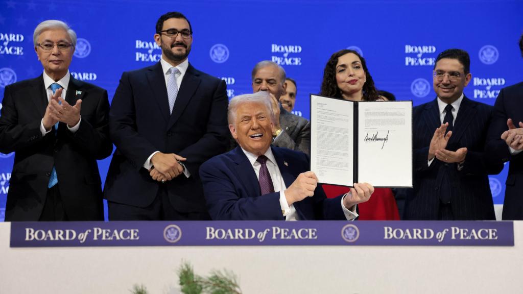 Donald Trump durante la firma de la Junta de Paz, en Davos.