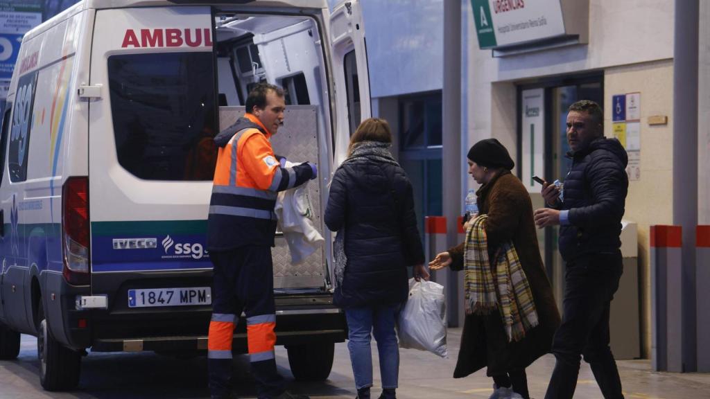 Traslado de uno de los heridos en el accidente de trenes en Córdoba, en las urgencias del Hospital Reina Sofía en Córdoba, el 19 de enero.