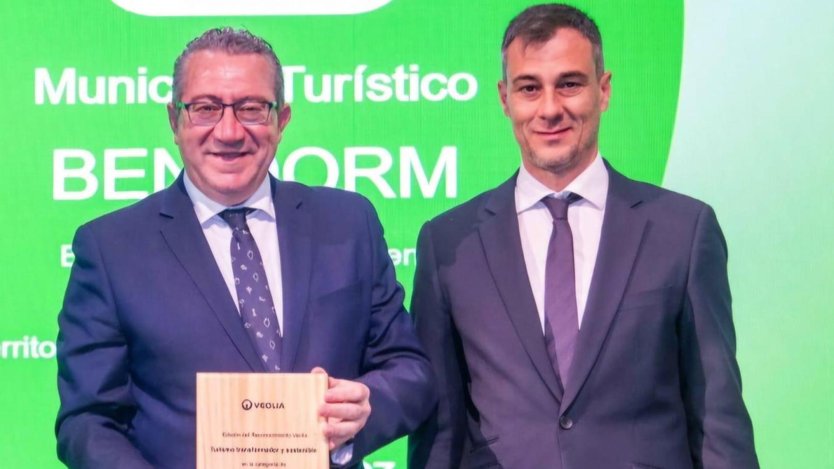 Toni Pérez junto a Jordi Azorín (Veolia), tras recoger el premio a Benidorm.
