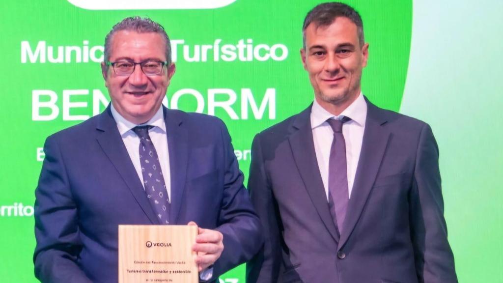 Toni Pérez junto a Jordi Azorín (Veolia), tras recoger el premio a Benidorm.