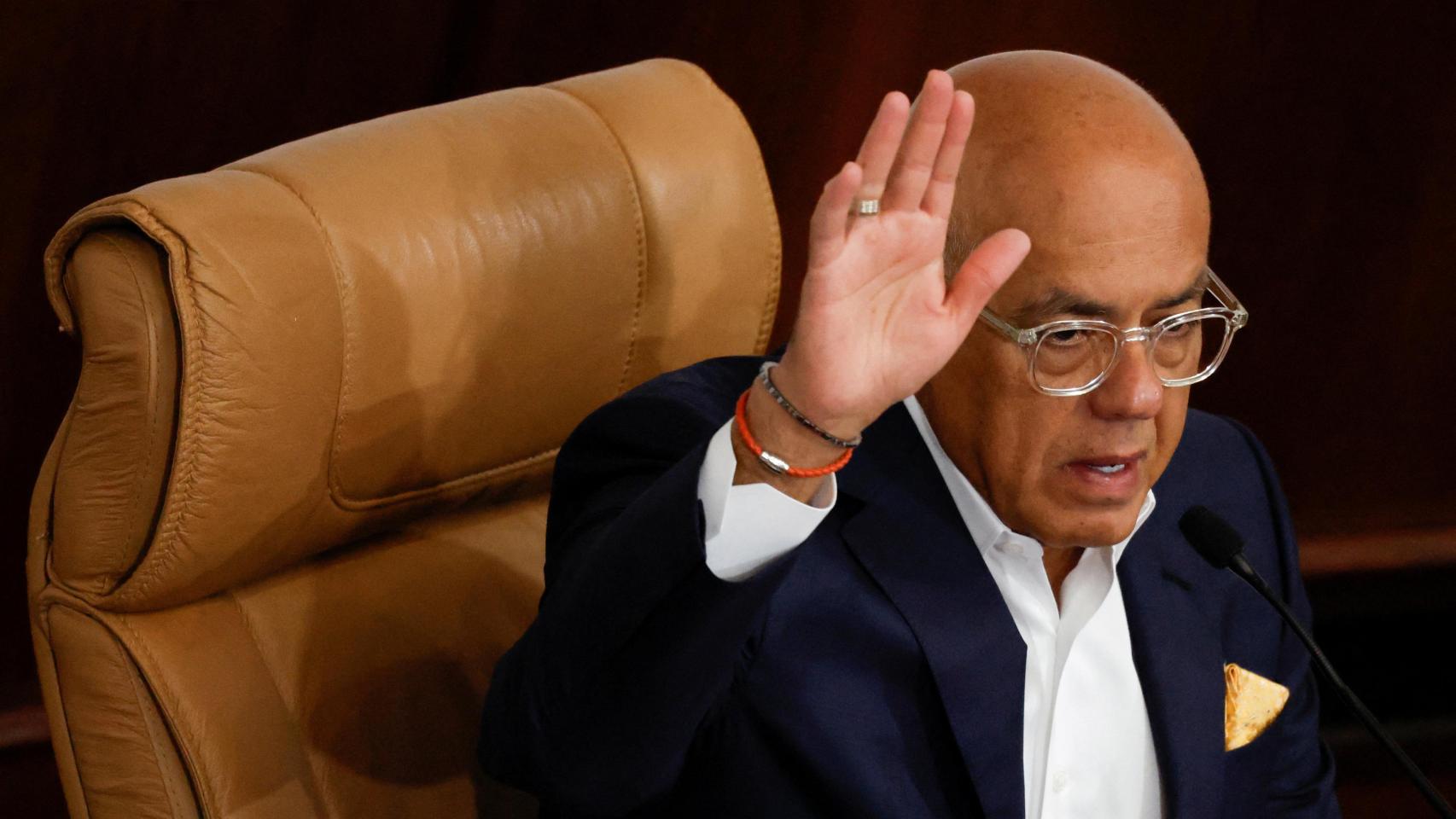 El presidente de la Asamblea Nacional de Venezuela , Jorge Rodríguez, en la sesión ordinaria de este jueves para discutir la reforma petrolera en la Asamblea Nacional, en Caracas.