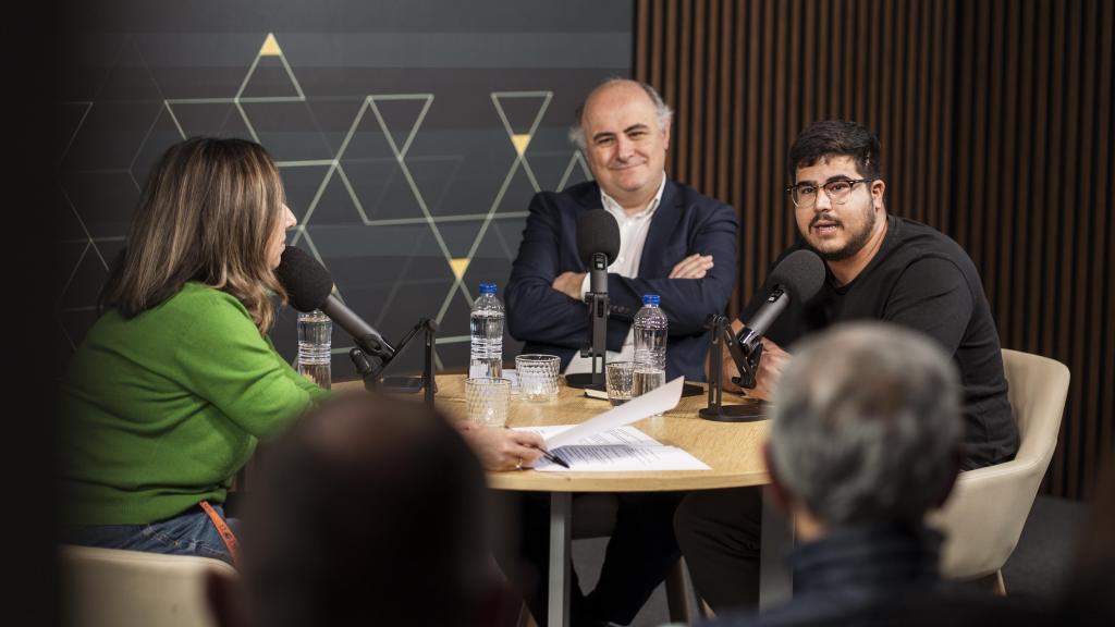 Los periodistas de EL ESPAÑOL Fernando Pastor y Julio César Ruiz, este jueves junto a Puri Beltrán en La Hora del Suscritor.