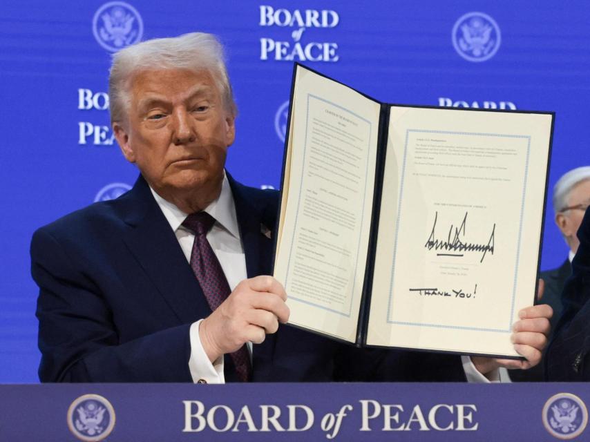 Donald Trump sostiene el Estatuto firmado del Consejo de la Paz mientras participa en el anuncio de la carta constitutiva de su iniciativa del Consejo de la Paz.