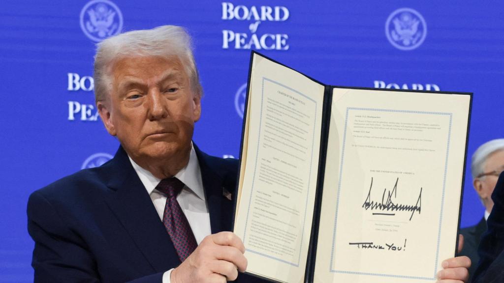 Donald Trump sostiene el Estatuto firmado del Consejo de la Paz mientras participa en el anuncio de la carta constitutiva de su iniciativa del Consejo de la Paz.