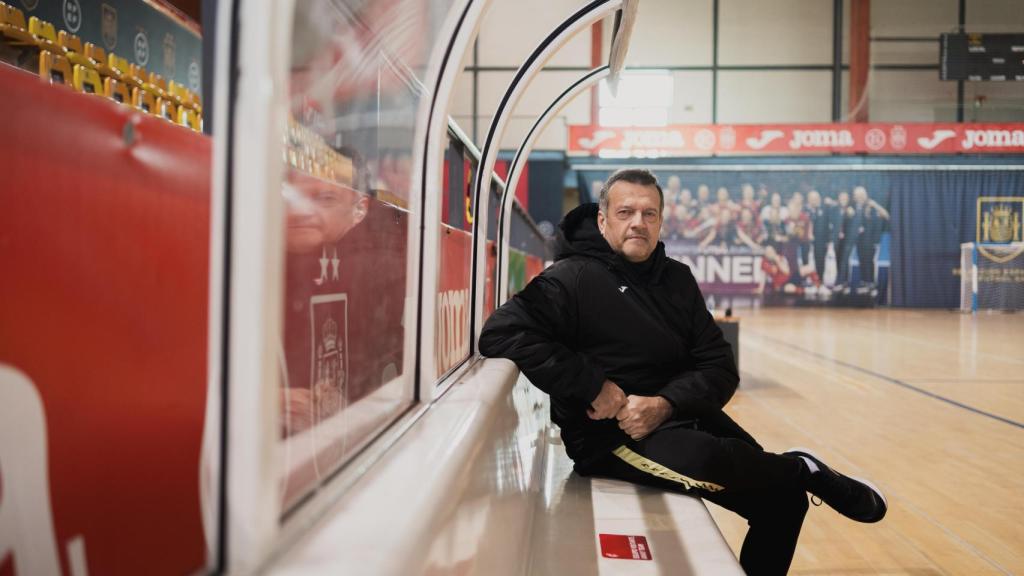 Jesús Velasco, en el banquillo del pabellón de fútbol sala de la Ciudad del Fútbol.
