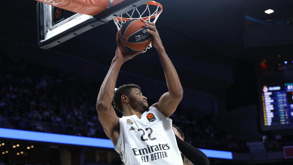 Tavares aplasta el aro.