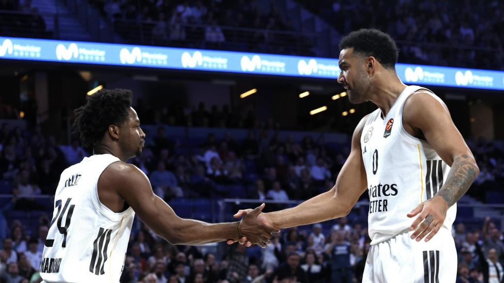 Andrés Feliz y Lyles se felicitaron durante el partido contra Mónaco.