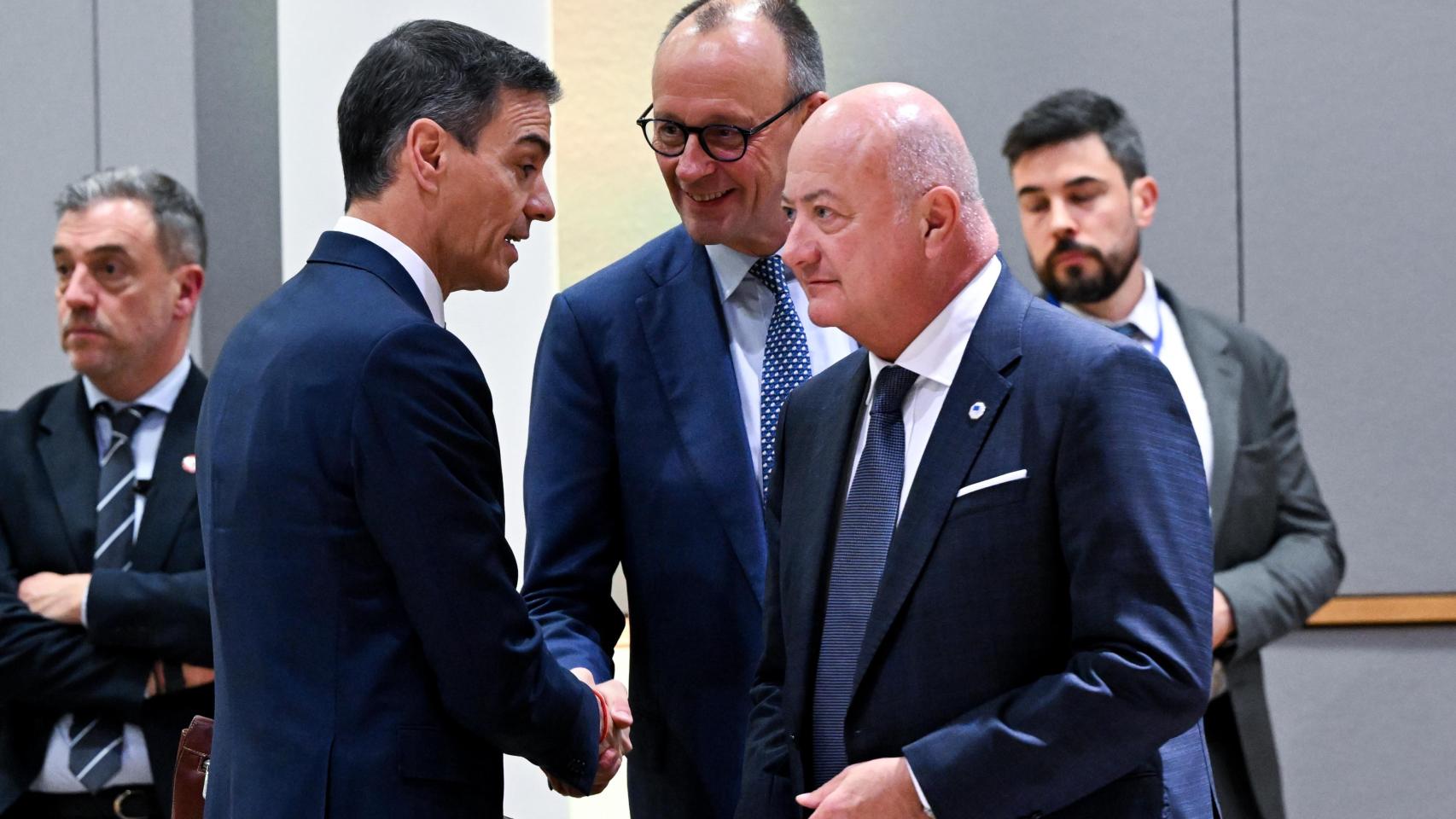 El presidente Pedro Sánchez saluda al canciller Friedrich Merz en presencia del austriaco Christian Stocker durante la cumbre de este jueves en Bruselas