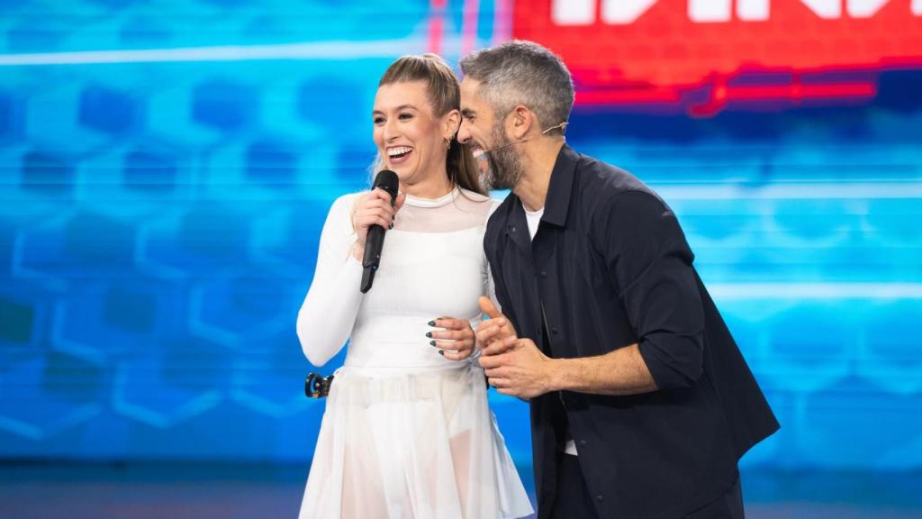 Eva Soriano con Roberto Leal, presentador de 'El Reto'.