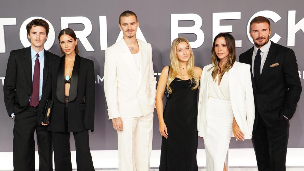 Cruz, junto a su novia, sus padres y dos de sus hermanos en la presentación del documental de Victoria Beckham.