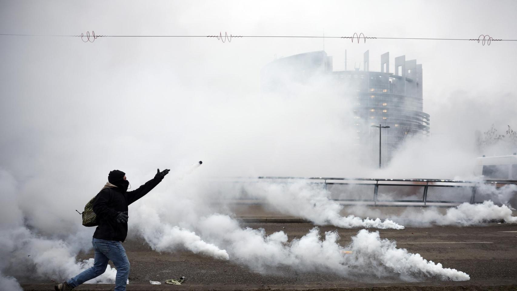 Agricultores europeos se enfrentan a la policía durante una protesta, este martes, frente al Parlamento Europeo en Estrasburgo, Francia.
