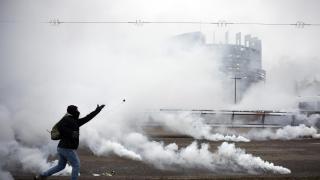 Agricultores europeos se enfrentan a la policía durante una protesta frente al Parlamento Europeo en Estrasburgo, Francia.