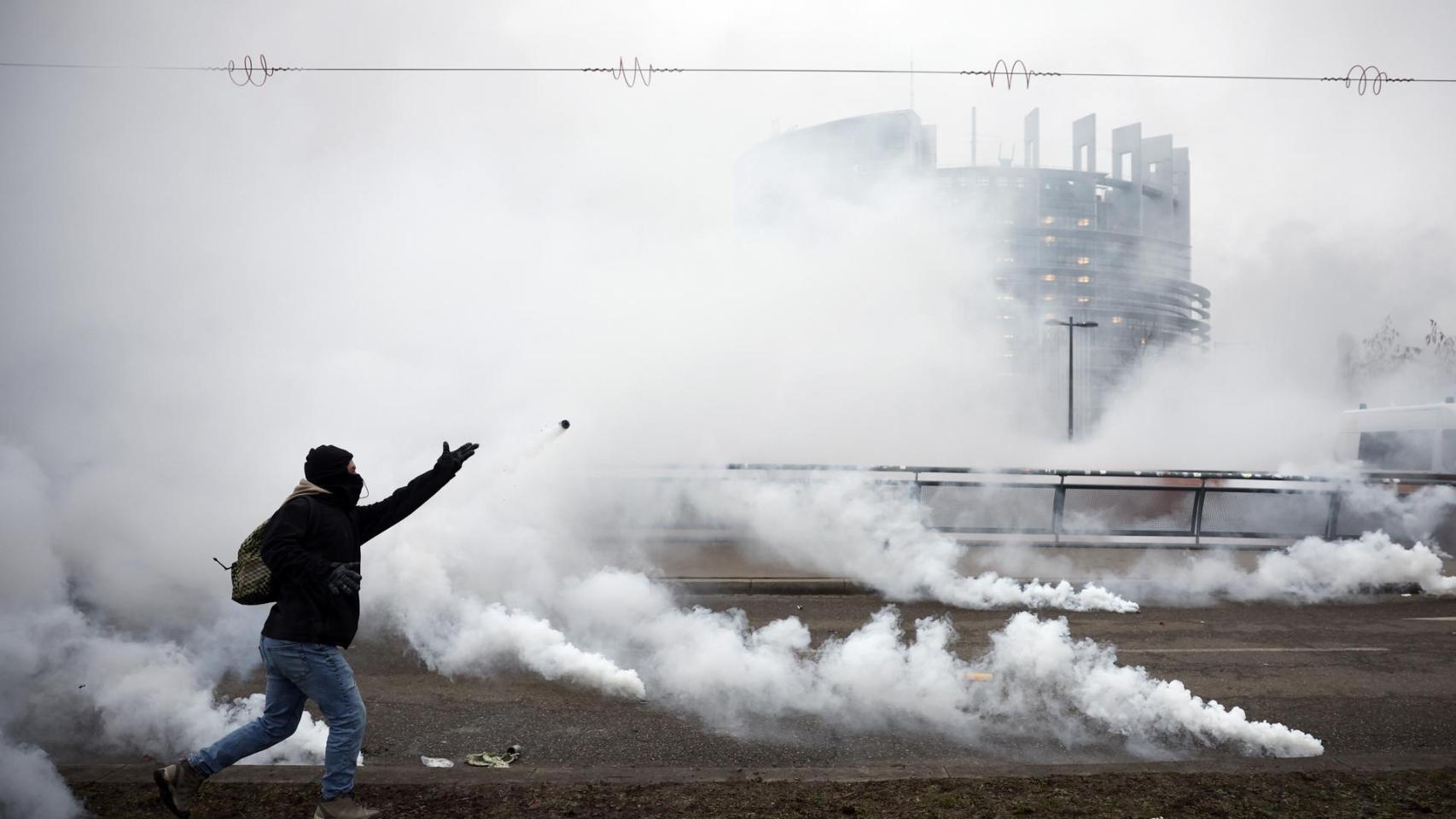 Agricultores europeos se enfrentan a la policía durante una protesta, este martes, frente al Parlamento Europeo en Estrasburgo, Francia.