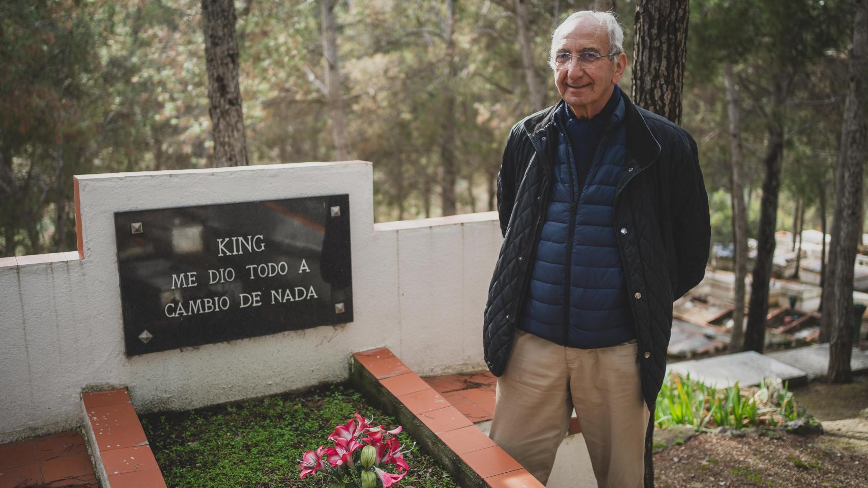 Jesús Díaz, fundador y propietario de El último parque, el único cementerio de mascotas de Madrid, junto a la tumba de su perro, King.