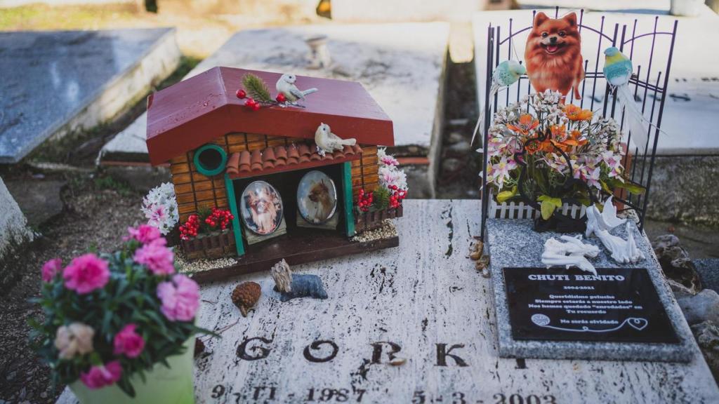 La tumba de Gorki, el perro del matrimonio que acude todos los fines desde que murió en 2003 a ponerle decoraciones.