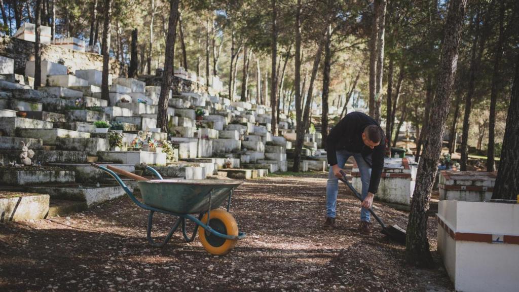 Fernando trabajando en el cementerio.