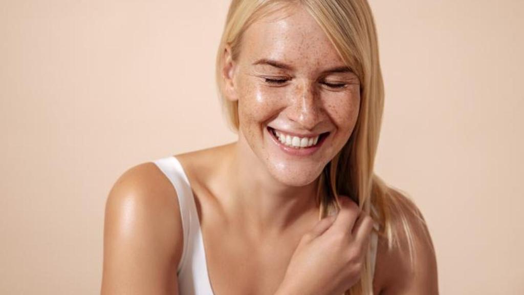Mujer sonriente con la piel hidratada y bonita.
