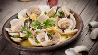 Plato de almejas en salsa.