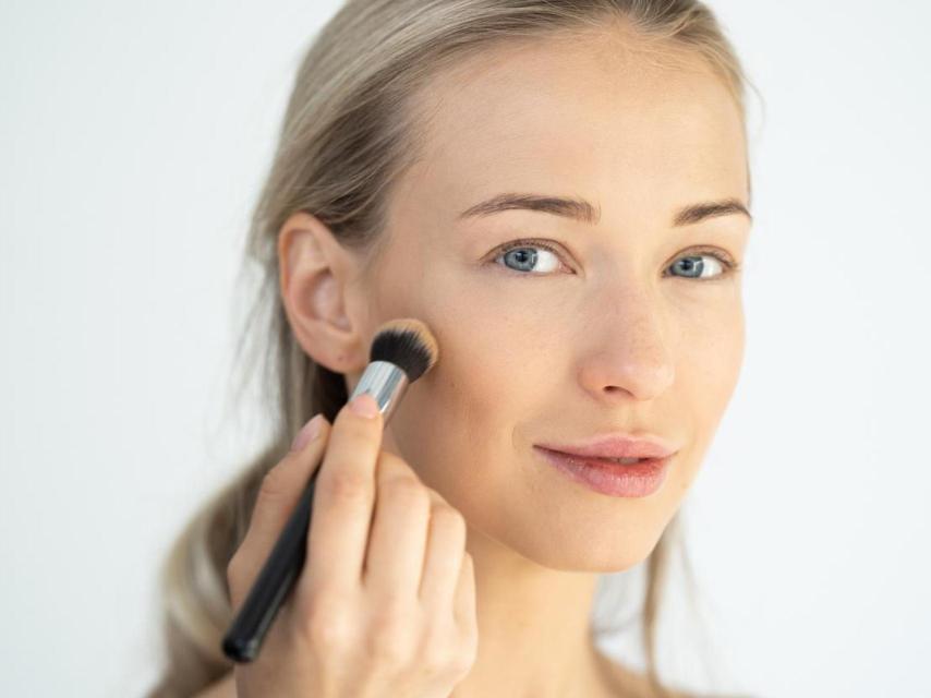 Las brochas de maquillaje acumulan restos de aceites y pigmentos.