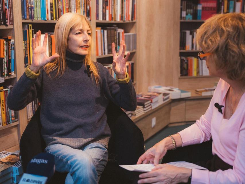 Amparo Llanos, durante la entrevista con Rosa Sánchez de la Vega.