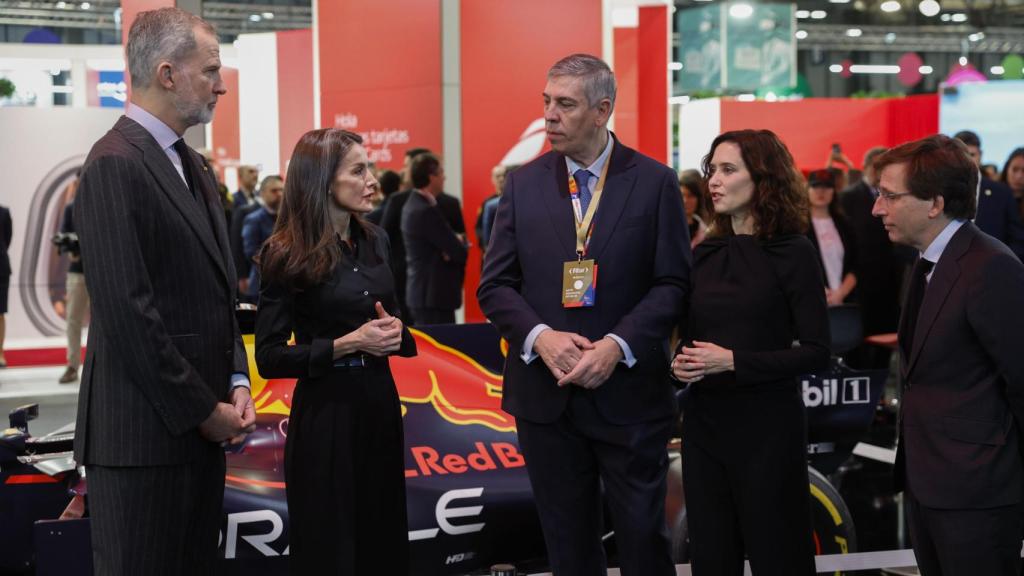 Los Reyes, Isabel Díaz Ayuso y el alcalde de Madrid, en Fitur.