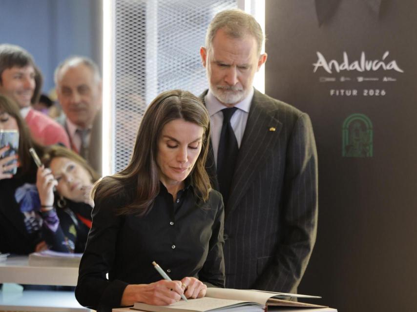 Los Reyes han firmado en el libro de condolencias en el pabellón de Andalucía.