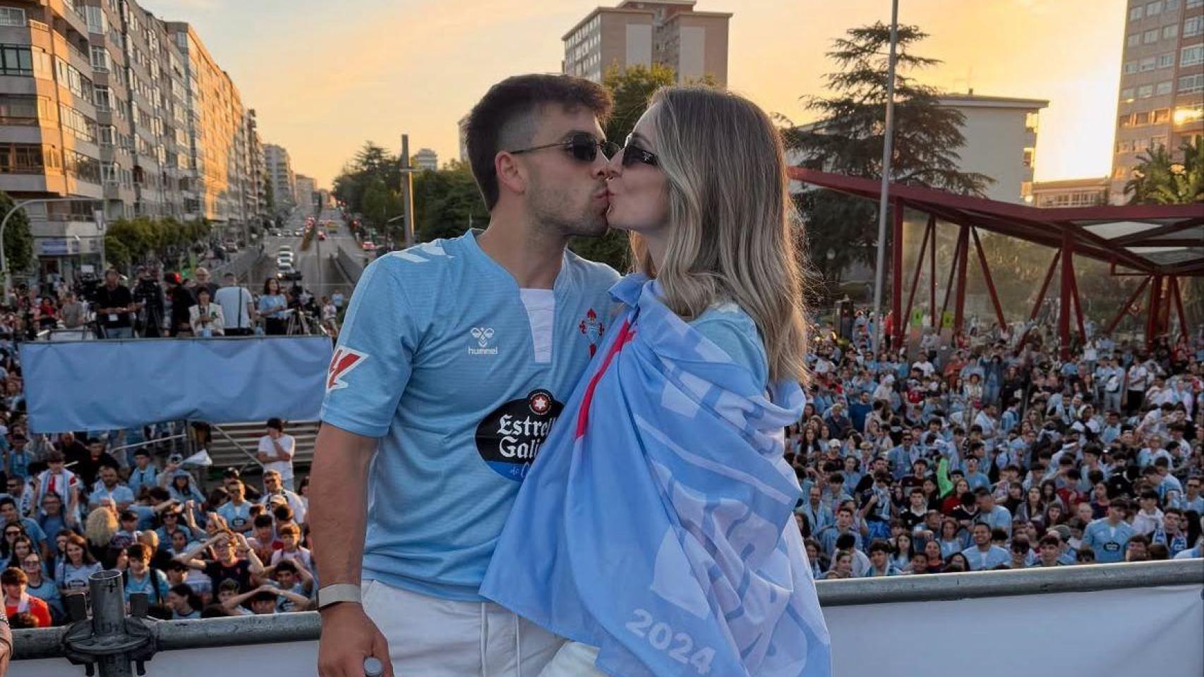 Fran Beltrán y su pareja Estefanía, en Vigo.
