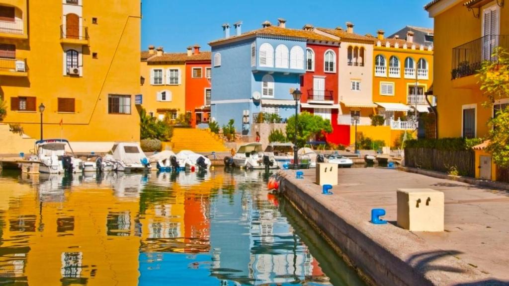 España tiene su propia Venecia con canales, embarcaciones y edificios de película